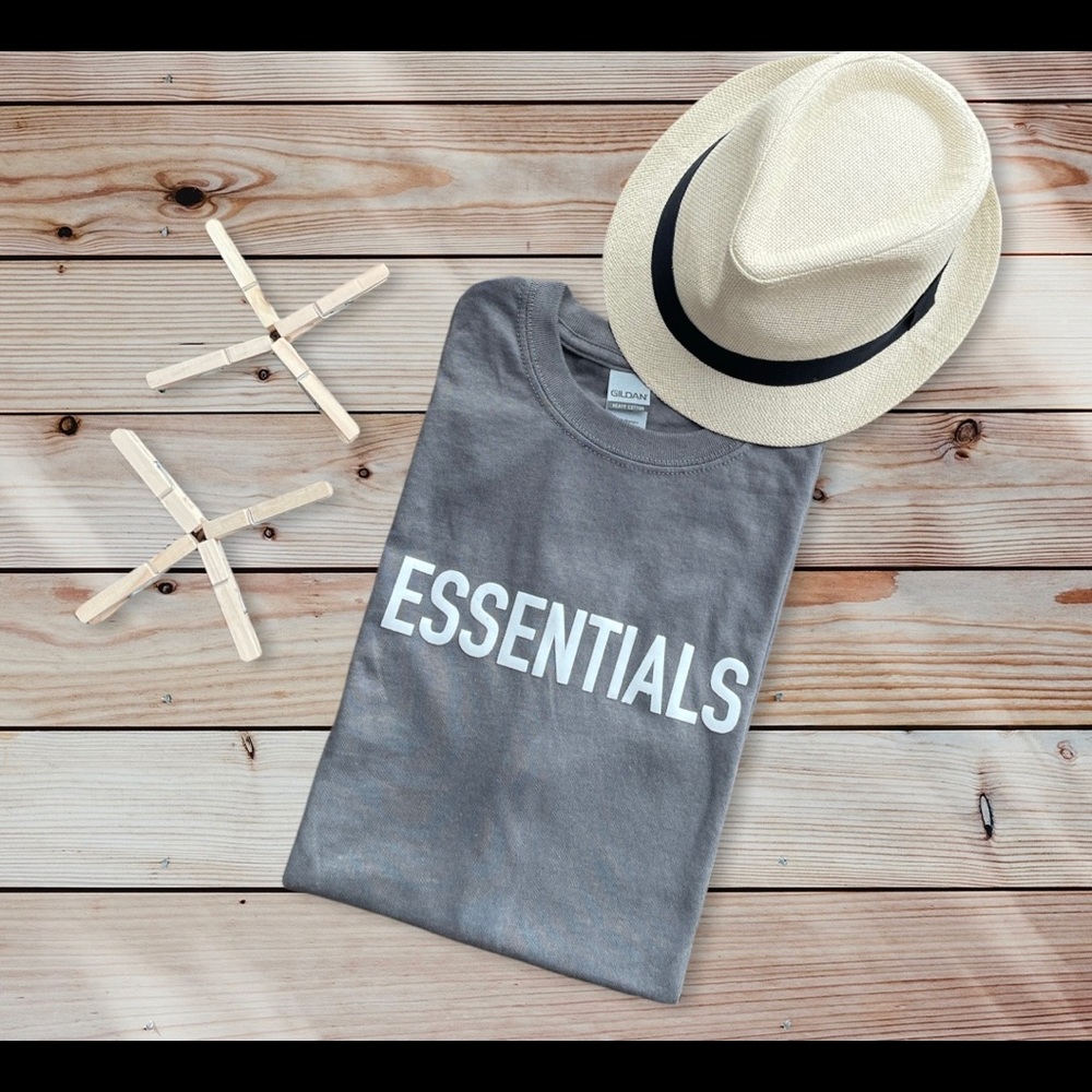 Tshirt • Essentials • Gray • Medium •Gildan • Unisex